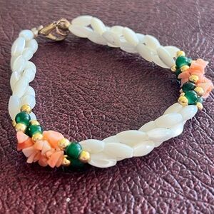 Beaded bracelet with clasp